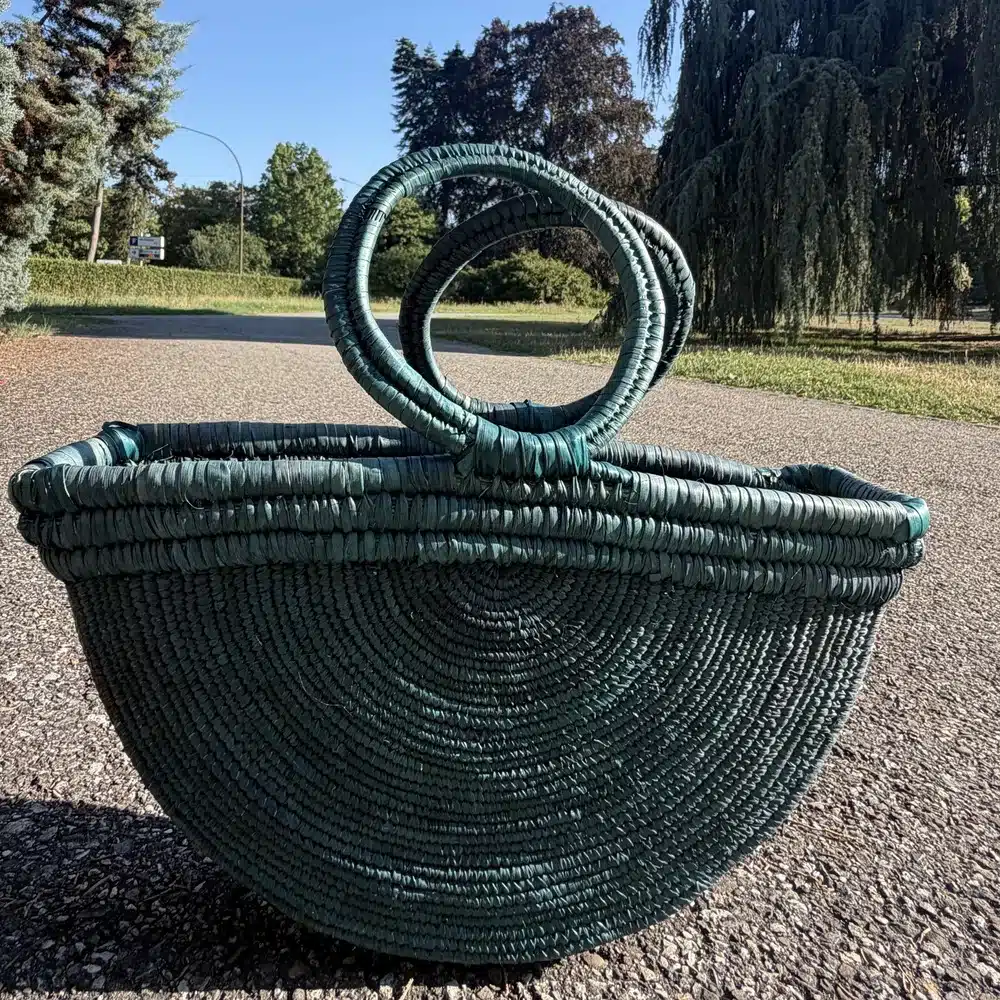 Sac panier demi-lune en raphia vert profond, anses rondes tressées, AKU Creation, vue 2