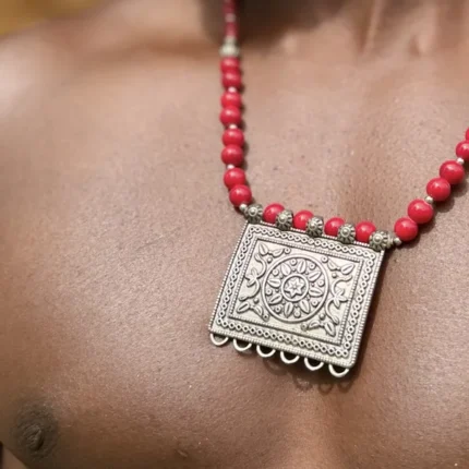 Pendentif amulette carrée gravée en argent sur perles de corail rouge, collier berbère AKU Creation