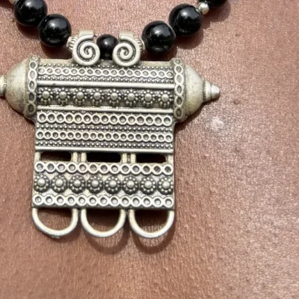 Pendentif plaque rectangulaire gravée en argent sur perles noires, collier berbère AKU Creation
