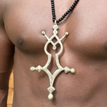 Pendentif croix d'Agadez ajourée en argent, collier touareg AKU Creation