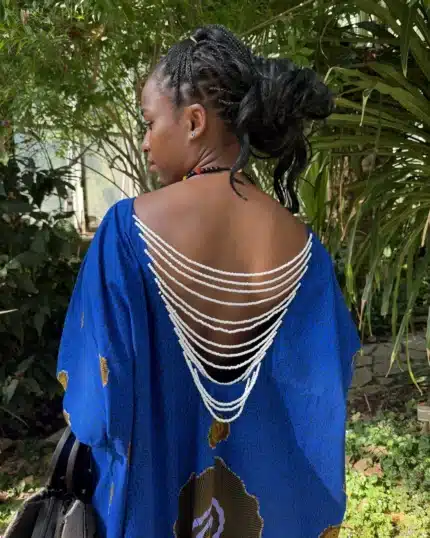 Robe Àkua bleue en wax vue de dos trois quarts avec bijou de dos en perles