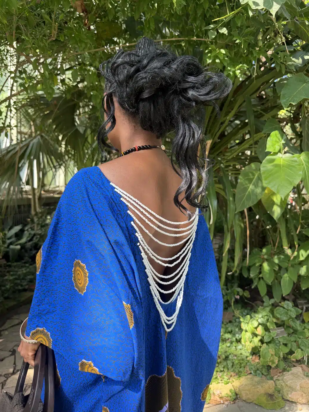 Dos de la Robe Àkua en wax, orné de chaînes de perles blanches, vue 2