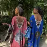 Duo de robes Àkua en wax vues de dos avec bijou de dos en chaînes de perles blanches