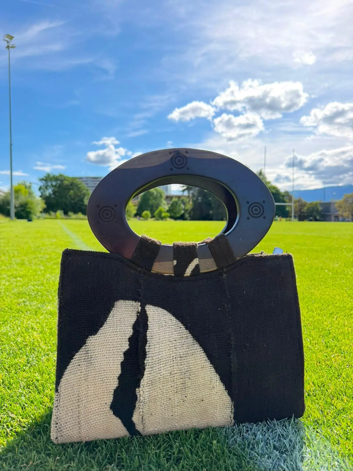Sac Aabò en bogolan noir à panneau écru, anses rondes en bois, vue de face