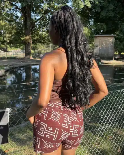 Short d'été unisexe en coton marron à motifs blancs peints à la main, porté