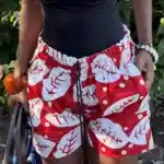 Short d'été unisexe en coton rouge à motifs poissons blancs peints à la main