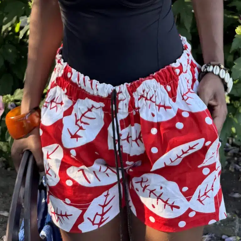 Short d'été unisexe en coton rouge à motifs poissons blancs peints à la main