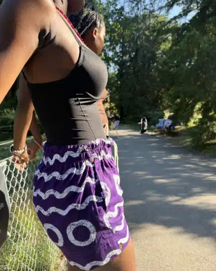 Short d'été unisexe en coton violet à motifs vagues blancs, porté